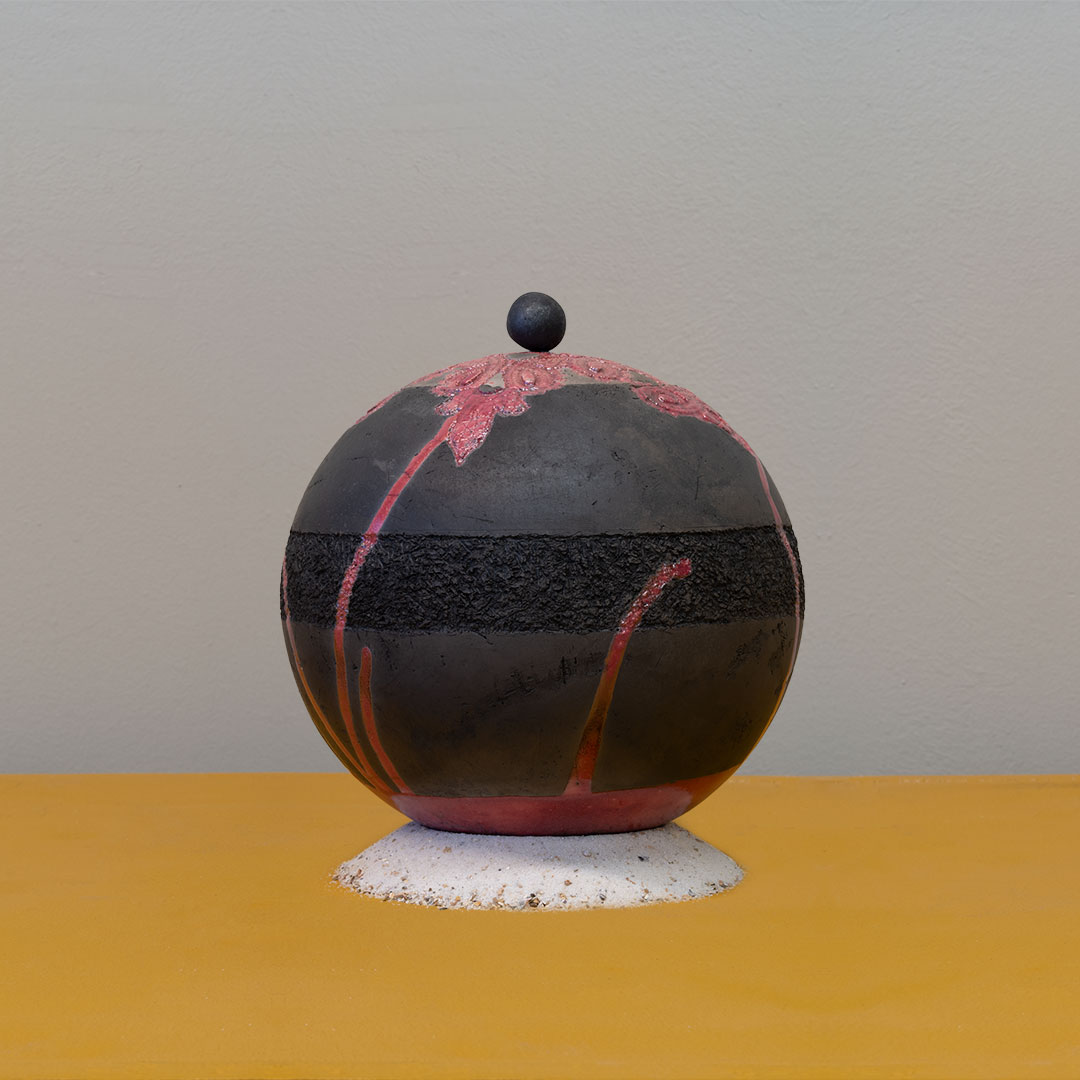 Urn uniek raku gestookt met rood glazuur